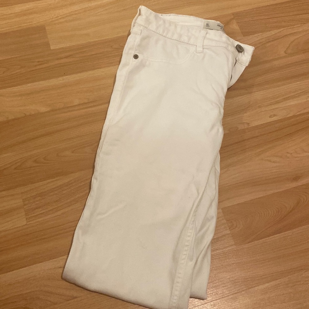 White straight skinny jeans
